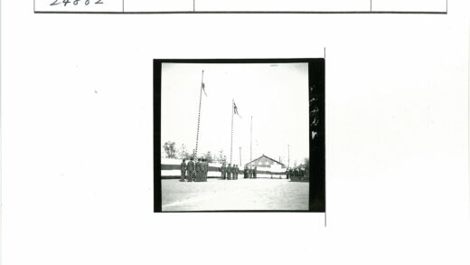 队伍集结旗杆前建筑树木背景.jpg