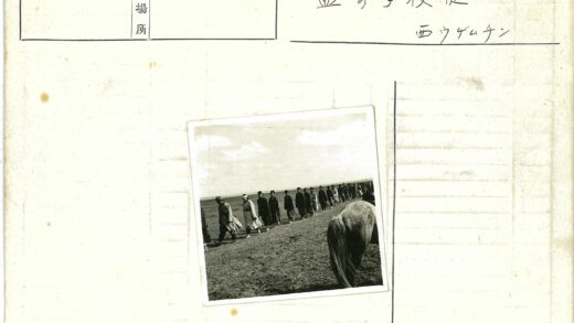 队列穿越风景与马后腿.jpg