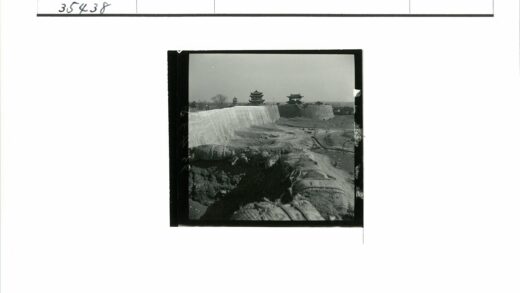 防御墙与沙袋的荒芜战场.jpg