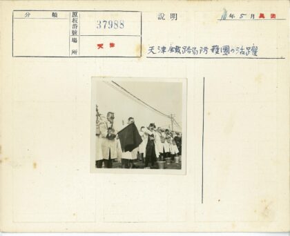防毒面具白大褂户外实验.jpg