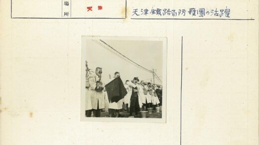 防毒面具白大褂户外实验.jpg