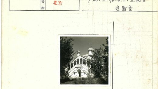 阳光下的历史教堂与拱门.jpg
