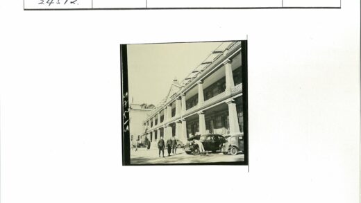 阳光下的古典建筑与汽车.jpg