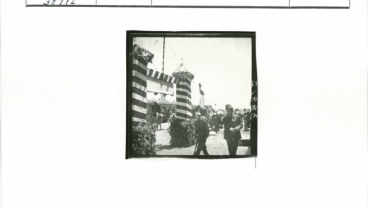 阳光下的士兵与火车聚会.jpg
