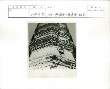 阳光下的多层砖石塔建筑细节.jpg