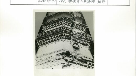 阳光下的多层砖石塔建筑细节.jpg