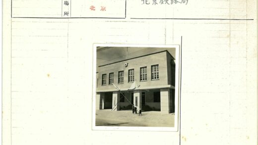 阳光下的多窗大楼与旗帜.jpg