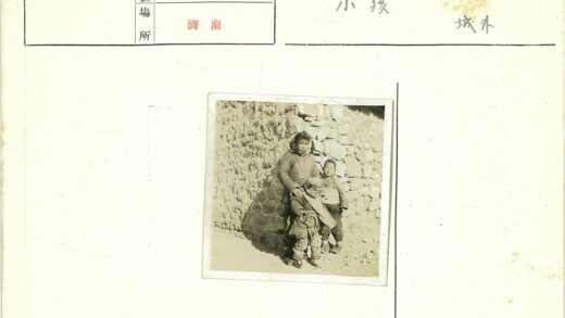 阳光下的孩子与石墙.jpg