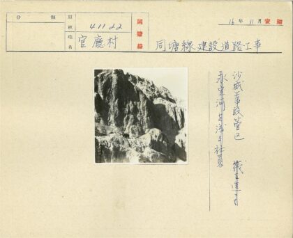 阳光下的崎岖山地景观.jpg