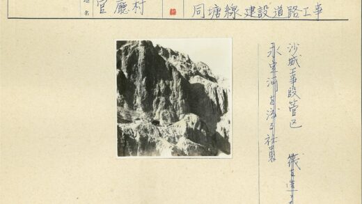 阳光下的崎岖山地景观.jpg