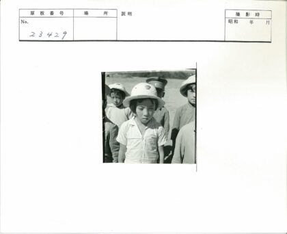 阳光下的戴帽穿夹克孩童.jpg