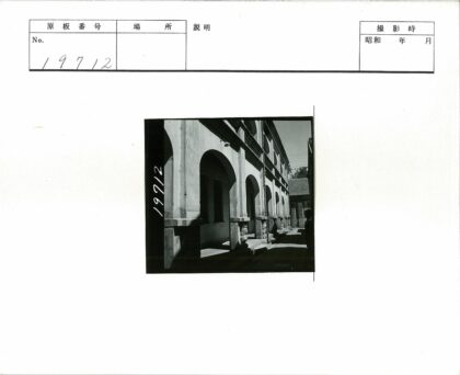 阳光下的拱门建筑与瓦顶树影.jpg