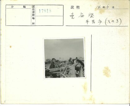 阳光下的木车与人群.jpg