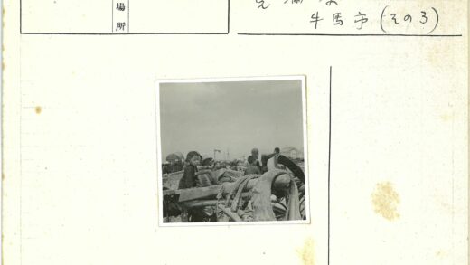 阳光下的木车与人群.jpg