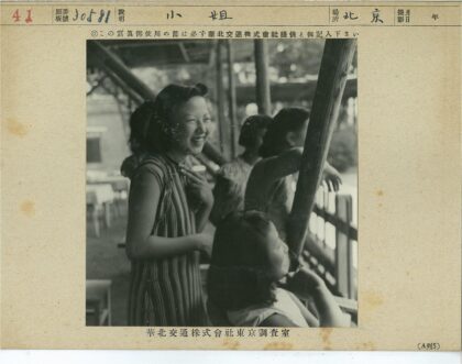 阳光下的木阳台女性聚会.jpg