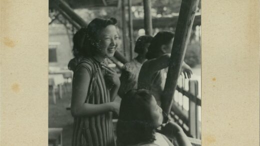 阳光下的木阳台女性聚会.jpg