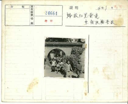 阳光下的砖墙门洞与孩童.jpg