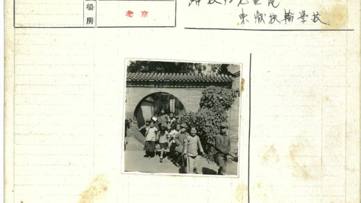 阳光下的砖墙门洞与孩童.jpg