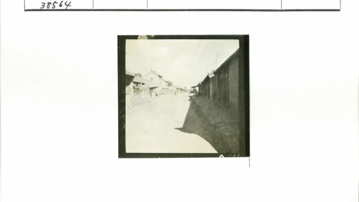 阳光下的空荡老街.jpg