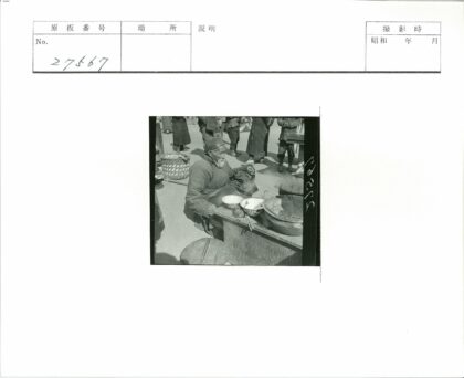 阳光下的老人与餐桌.jpg