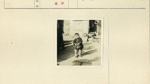阳光下的老街童年.jpg