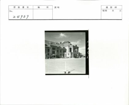 阳光下的钟楼建筑与街景.jpg