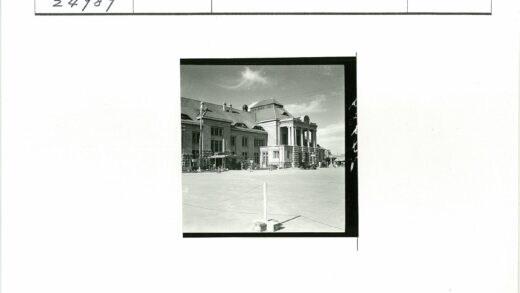 阳光下的钟楼建筑与街景.jpg