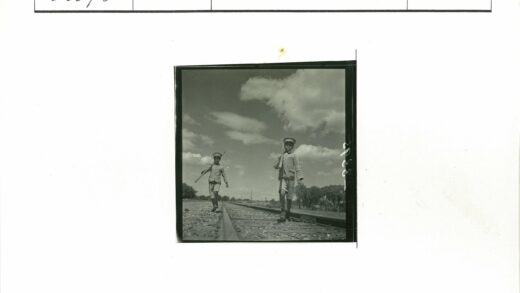 阳光下的铁路男孩与自然风景.jpg