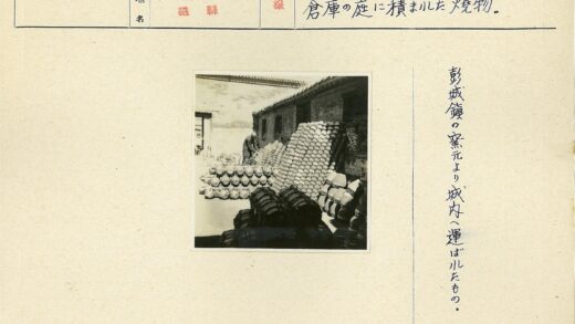 阳光下的陶瓷锅堆.jpg