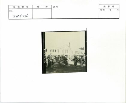 阳光下的黄包车与古典建筑.jpg