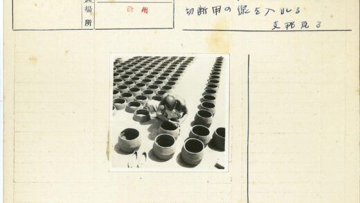 阳光下陶艺制作与陶罐陈列.jpg