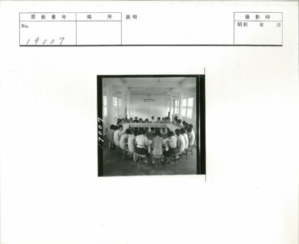 阳光会议室u形桌讨论.jpg
