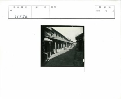 阳光小巷瓦屋木柱街景.jpg