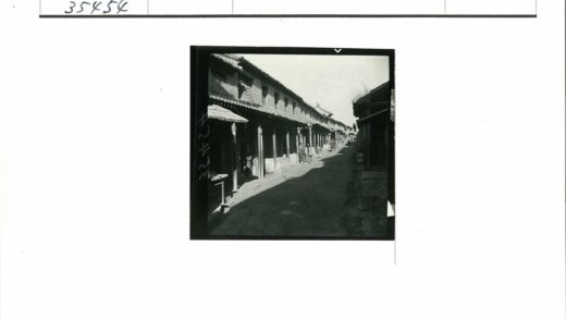 阳光小巷瓦屋木柱街景.jpg