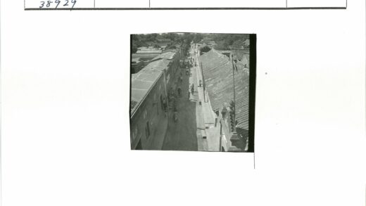 阳光小巷行人骑车街景.jpg