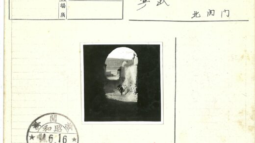 阳光小巷通向远山.jpg