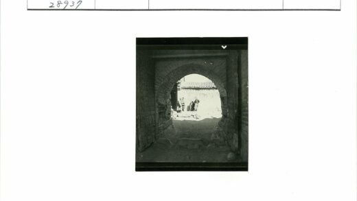 阳光庭院砖墙拱门人群.jpg