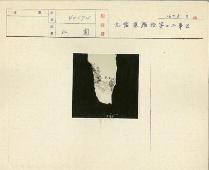 阳光悬崖与黑暗岩层.jpg