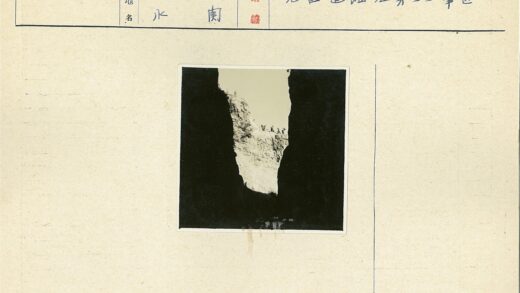 阳光悬崖与黑暗岩层.jpg