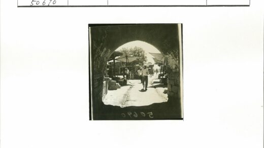 阳光拱门下的户外市场.jpg