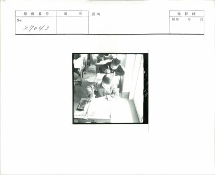 阳光教室专注写作的学生.jpg