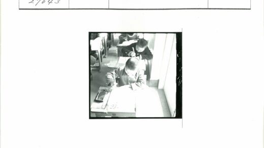 阳光教室专注写作的学生.jpg