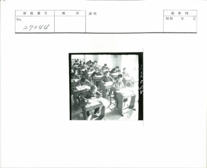 阳光教室专注写作的学生们.jpg