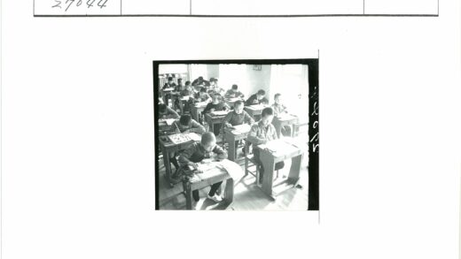 阳光教室专注写作的学生们.jpg