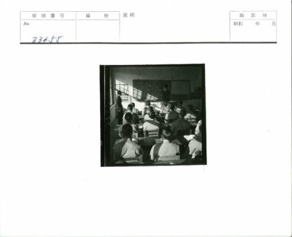 阳光教室师生互动教学场景.jpg