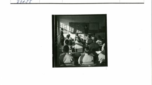 阳光教室师生互动教学场景.jpg
