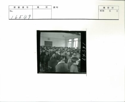 阳光教室里的学生与挂钟.jpg