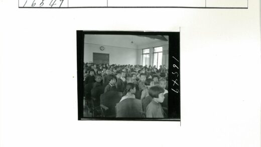 阳光教室里的学生与挂钟.jpg
