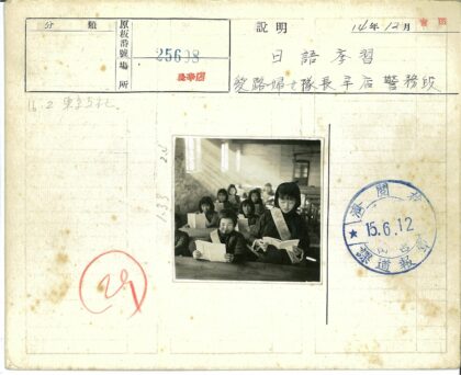 阳光教室里的学生读书时光.jpg