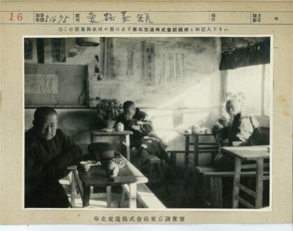阳光木桌三人室内场景.jpg
